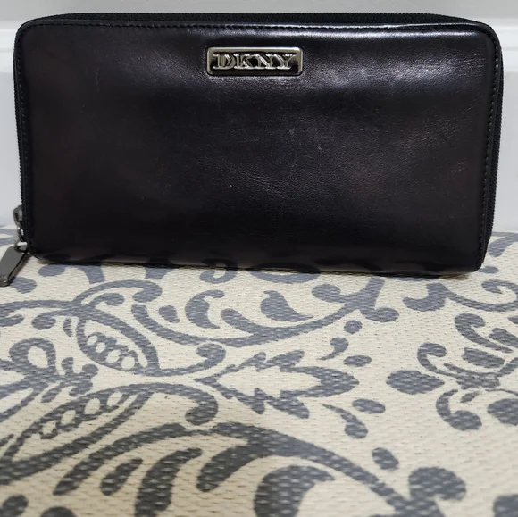 SOLD!!!!! DKNY Black Zip Around Wallet/Vintage - Picture 3 of 8